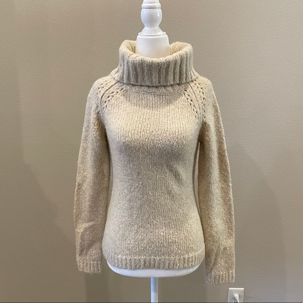 Ann Taylor LOFT long sleeve sweater in oatmeal